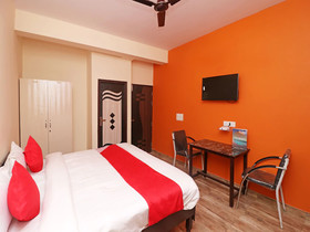 OYO 28366 National Hotel