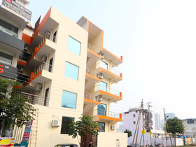 OYO 28366 National Hotel