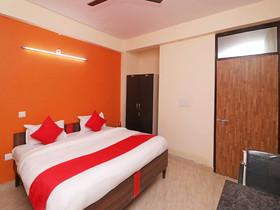 OYO 28366 National Hotel