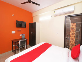 OYO 28366 National Hotel