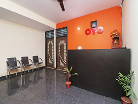 OYO 28366 National Hotel