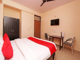 OYO 28366 National Hotel