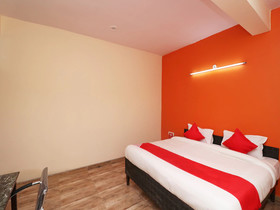 OYO 28366 National Hotel