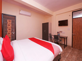 OYO 28366 National Hotel
