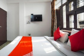 OYO 66305 Noida Palace