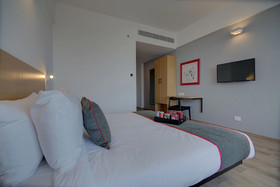 OYO Townhouse 70 Maula Ali Rd Knowledge Park III