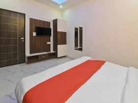 The Signature Hotel By OYO Rooms