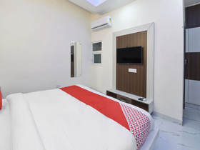 The Signature Hotel By OYO Rooms