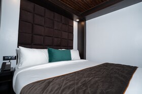 The West Gate Posada By Summit