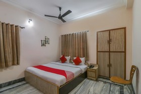 OYO 71148 Meera Guest House
