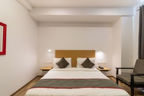 OYO Townhouse 120 The Axis