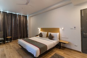 OYO Townhouse 120 The Axis