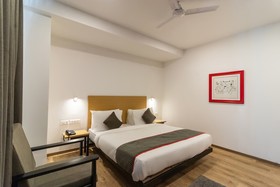 OYO Townhouse 120 The Axis