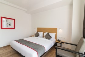 OYO Townhouse 120 The Axis