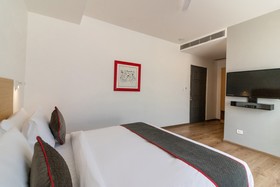 OYO Townhouse 120 The Axis