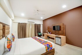 Townhouse Oak Indeedcare Hotel & Resorts