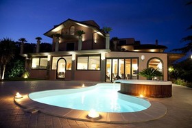 Queen Romantic House