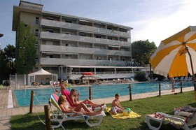 Los Nidos Holiday Resort Bungalows