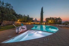 Trulli Di Bouganville