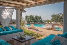 Trulli Di Bouganville