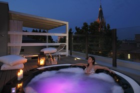 Q Hotel