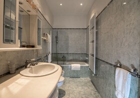 Victoria Apartments Letterario