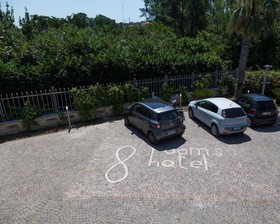 8 Rooms Hotel
