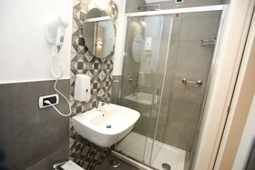 Delia Rooms & Gallery