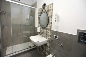 Delia Rooms & Gallery