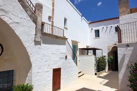 The Courtyard - Rosa