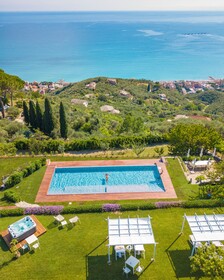 Villa Riviera Resort