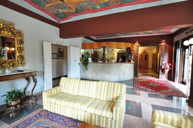 Leo Hotel