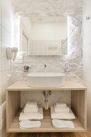 Adelante Rooms