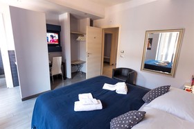 B&B Home 77
