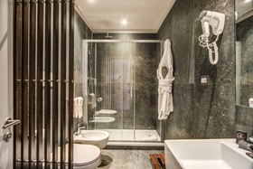 Hotel 77