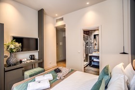 Hotel 77