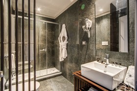 Hotel 77