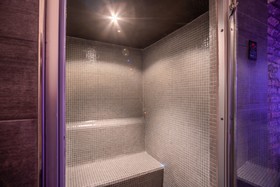 Hotel 77