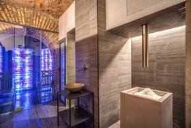 Hotel 77