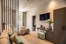 Hotel 77