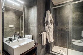 Hotel 77