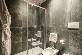 Hotel 77