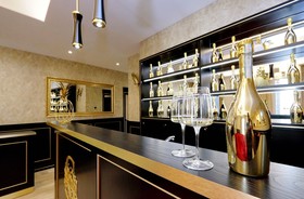 Spanish Diamond Luxury Suites & Jacuzzi