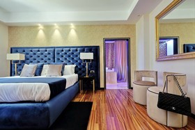Spanish Diamond Luxury Suites & Jacuzzi