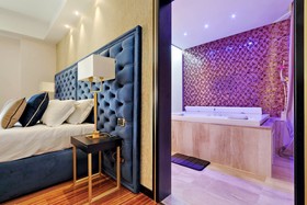 Spanish Diamond Luxury Suites & Jacuzzi