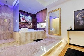 Spanish Diamond Luxury Suites & Jacuzzi
