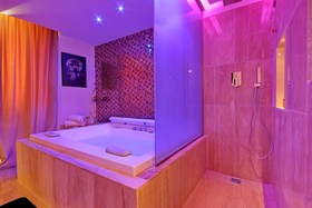 Spanish Diamond Luxury Suites & Jacuzzi