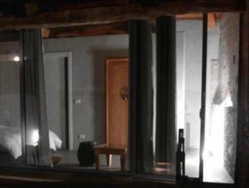 Uve Rooms & Wine Bar