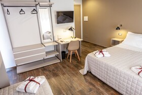 Five Rooms Brolo