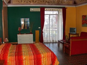 Holland International Rooms